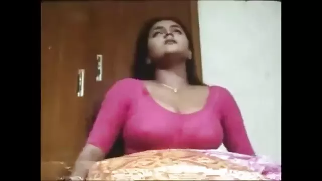 دی جی شیک مد مجموعه عکسهای سکسی زن سیاه را در الاغ قرار می دهد.