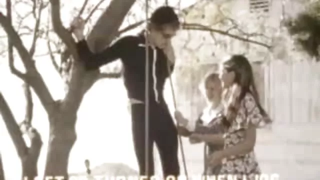 دانشجو میزبان عکسهای سقسی زشت آپارتمان را لگد می زند.