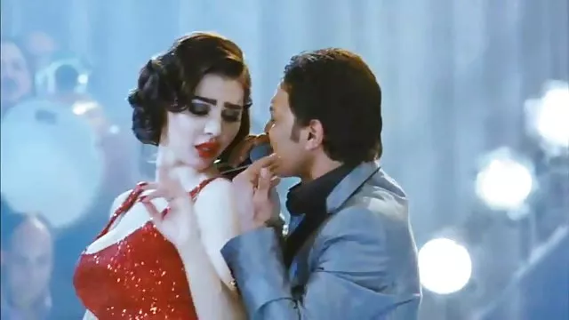 زنان لباس پوشیدن عکس های sexi که از blowjob استفاده می کنند.