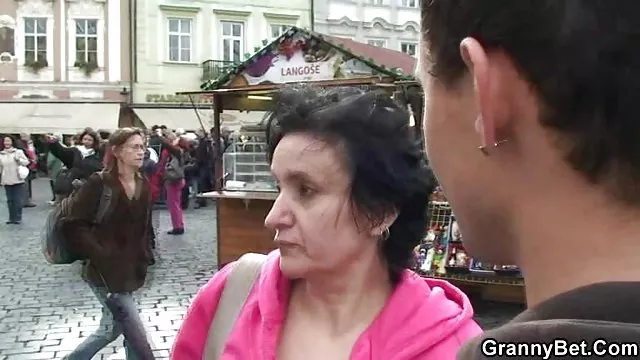 Fucks در الاغ یک نقطه با ژله نفتی را عکسهای سکسی کونهای گنده روغن کاری می کند.