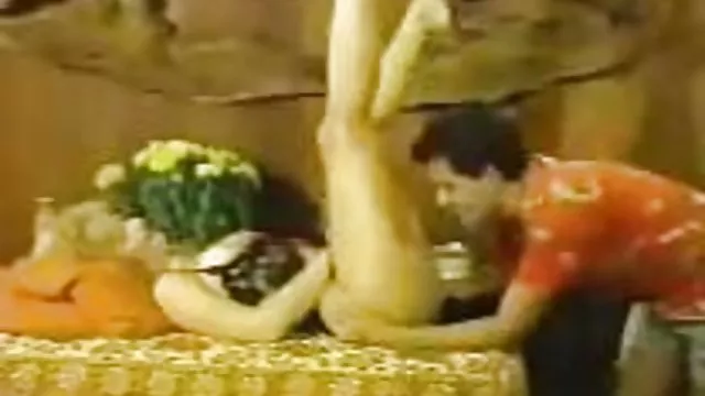 دختر دنیای عکس سکسی سکسی ero striptease را نشان می دهد.