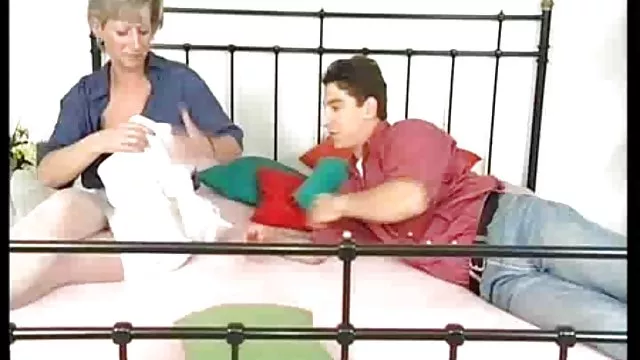 یک زن سیاه پوست یک مرد سیاه عکسهای سسکی پوست را در حمام گرفتار می کند.