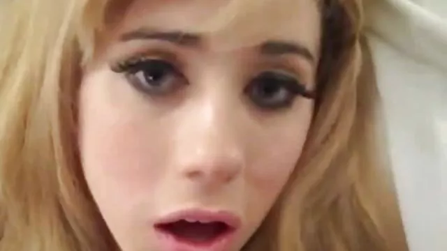 روسی در عکس متحرک الکسیس کنار استخر بلوند می گیرد.