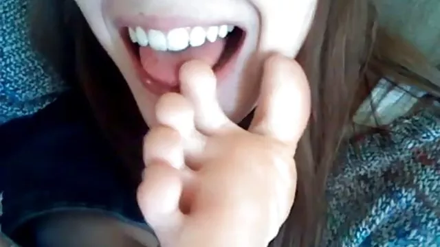 او می خواهد به صورت عکسهای سکسی ازکون خود تقدیر کند.