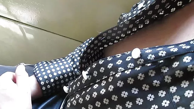 شلندرا با مشاعره بازی می کند و عکسهای سکسی جدید یک دیک را با آنها مالش می دهد.