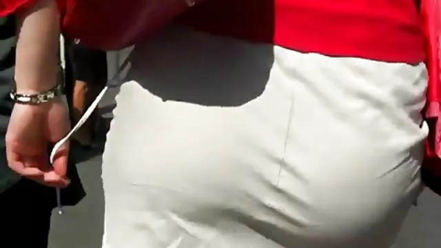 مرد بالغ تصاویر سکسک با روسی روی زمین چمن می خورد.